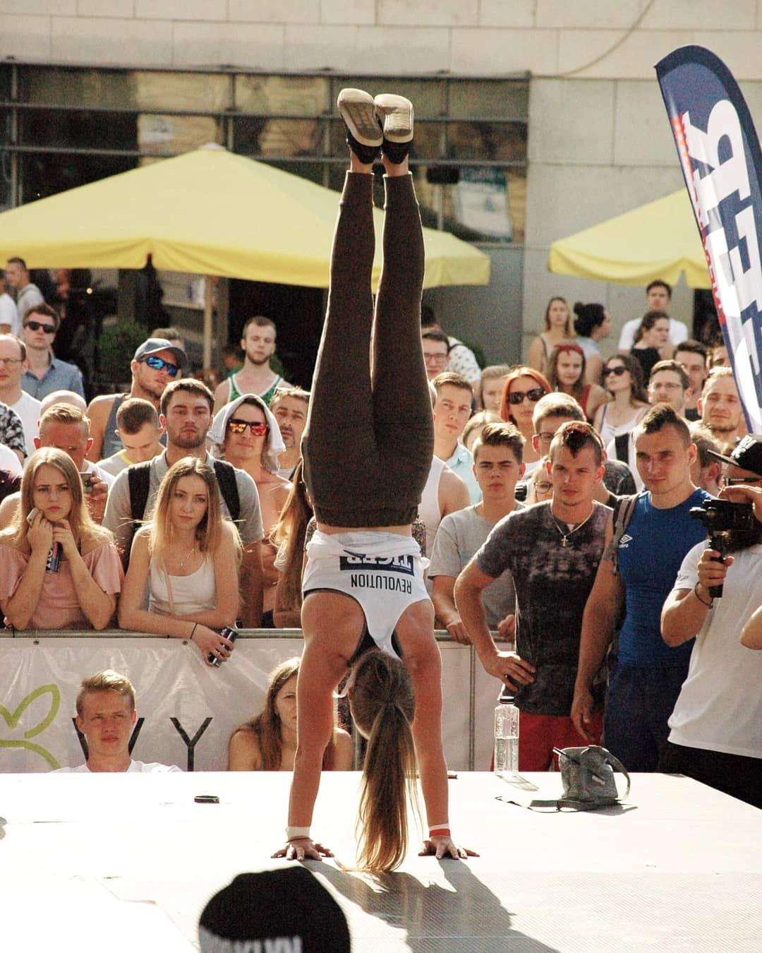Natalia Modzelewska stojąca na rękach podczas pokazu