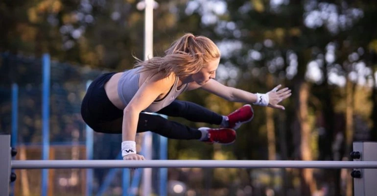 Natalia robiąca przeskok nad drążkiem