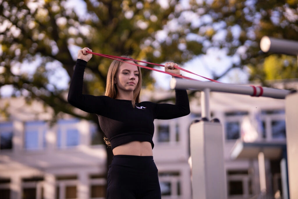 Natalia wykonująca ćwiczenie na ruchy w stawie ramiennym