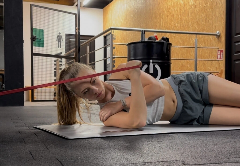 Natalia wykonująca ćwiczenie związane z rotacją wewnętrzną