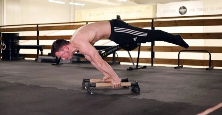 Karol Siwek robiący poprawny planche