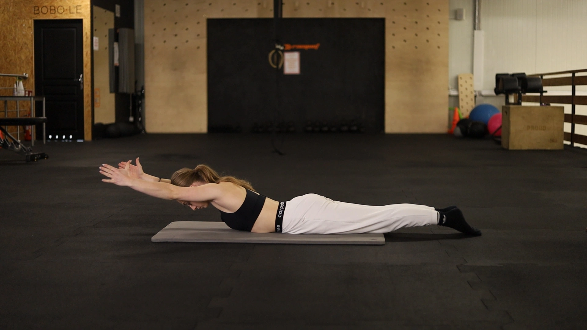 Natalia wykonująca arch body lift