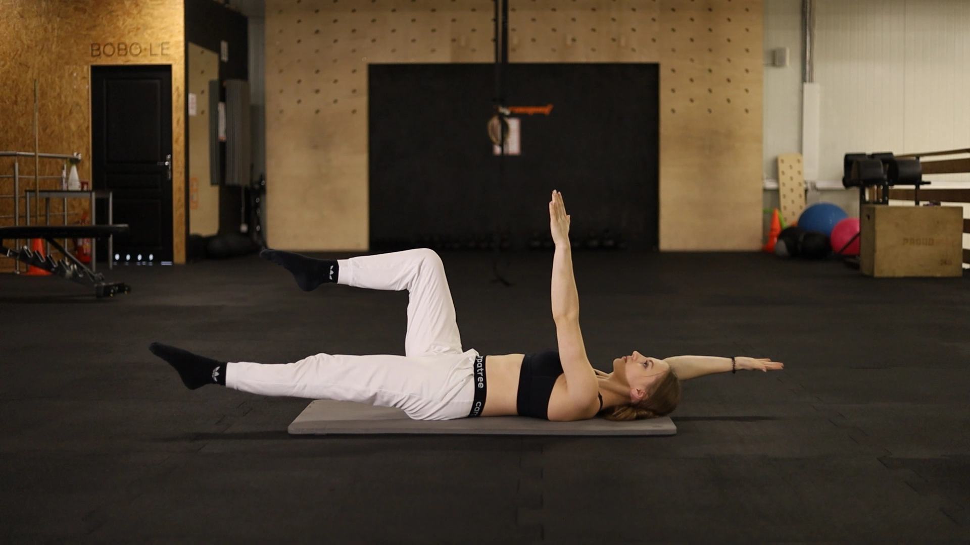 Natalia wykonująca martwego robaka rozłożonego