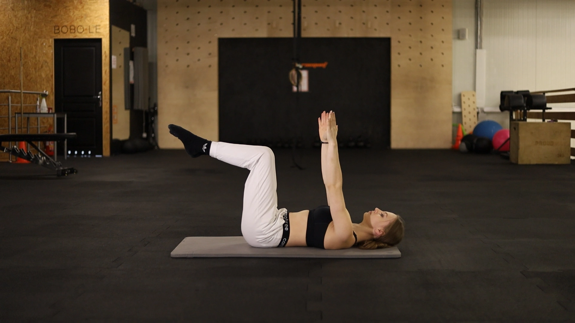 Natalia wykonująca martwego robaka początek