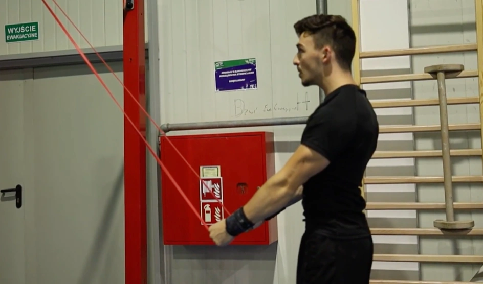 Karol przyciągający gumy na prostych rękach