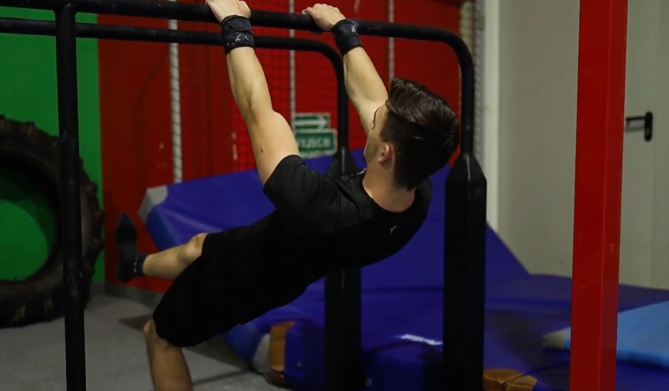 Karol rozpoczynający robienie front levera