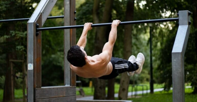Karol robiący front lever widok od tyłu