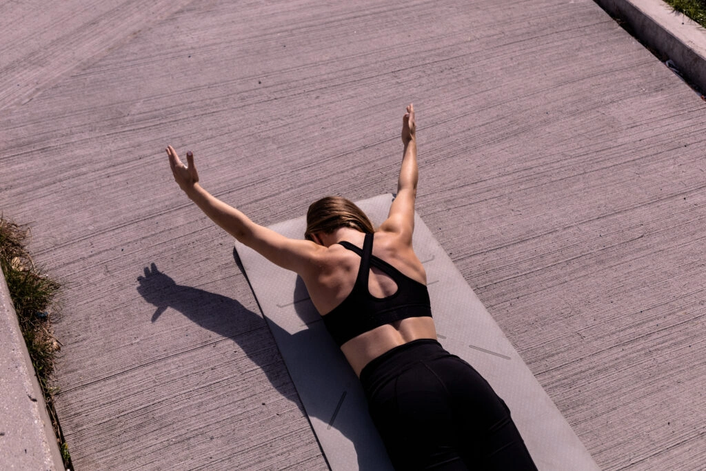 Natalia Modzelewska wykonująca ćwiczenie na barki