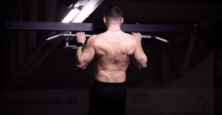 Karol Siwek na drążku od tyłu