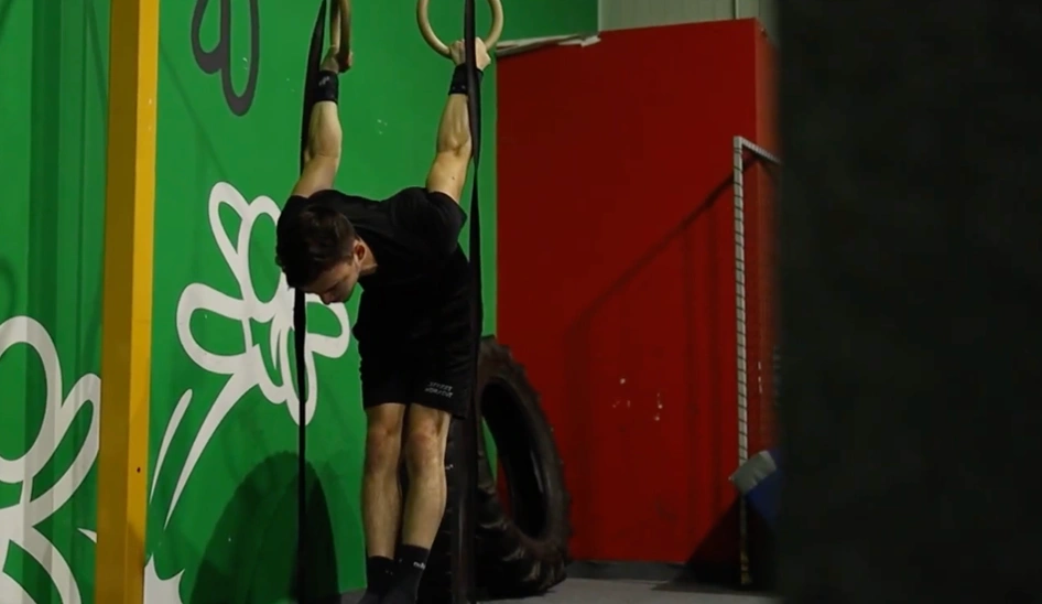 Karol robiący powolny skin the cat na kołach