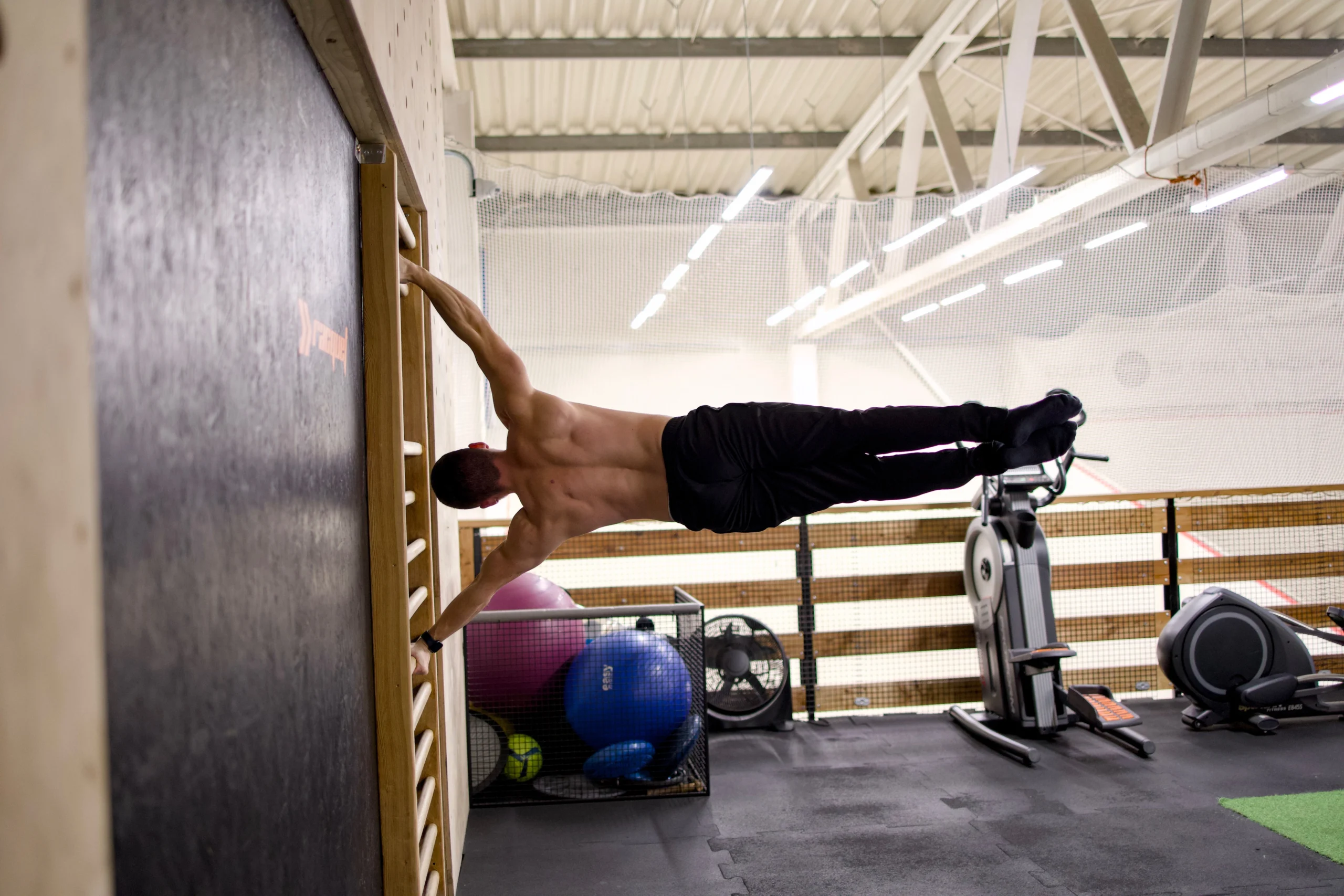 Karol robiący ludzką flagę wpis blogowy