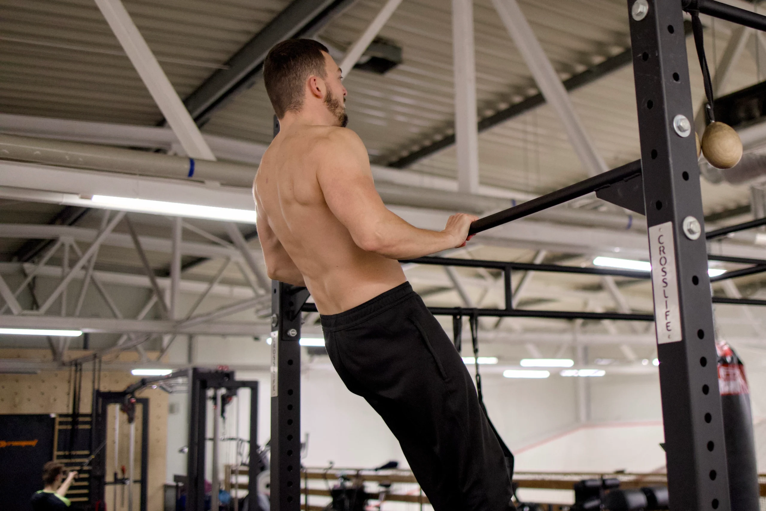 Karol Siwek robiący wysokie podciąganie